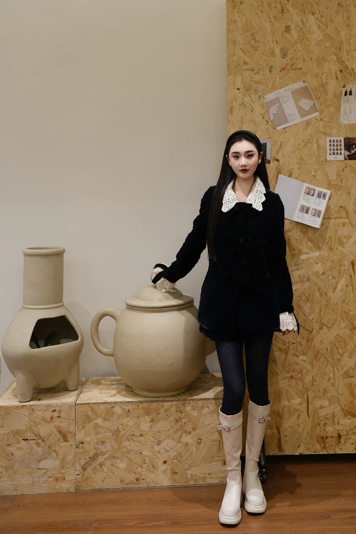 「YJXD」姜穹JIANGQIONG重工蕾丝领拼接黑丝绒蝴蝶结绗棉中长外套