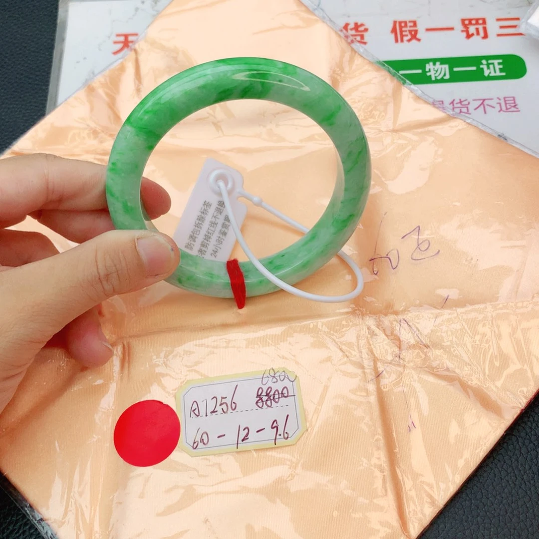 翡翠手镯未镶嵌翡翠