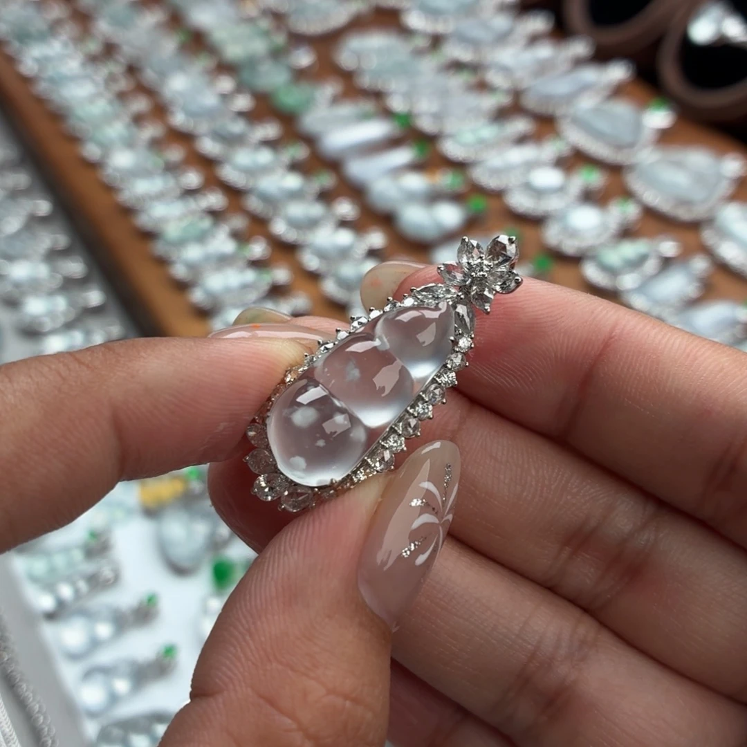 翡翠18K金镶嵌颈饰豆子