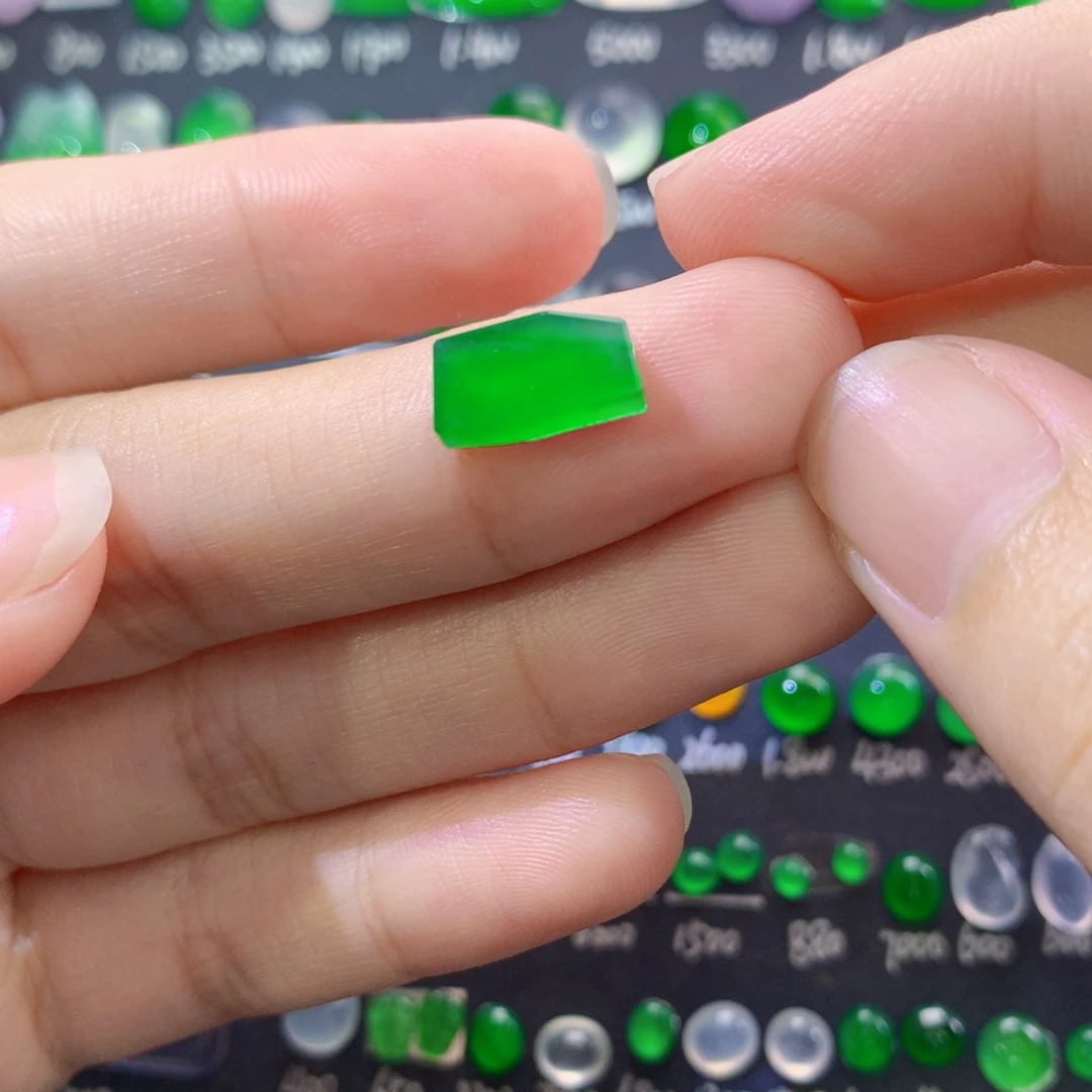 翡翠未镶嵌颈饰切割马鞍