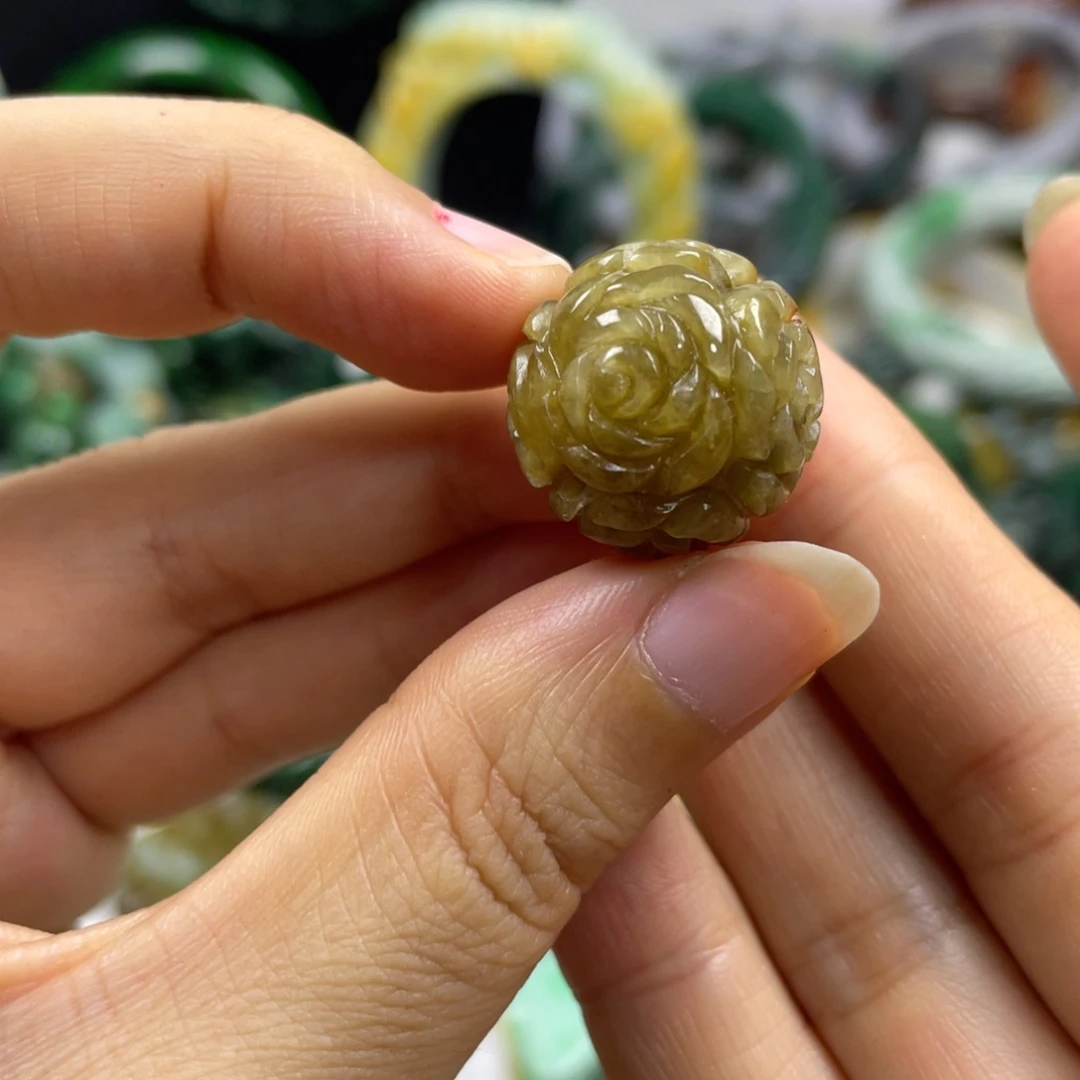 莉***姐颈饰未镶嵌翡翠牌子