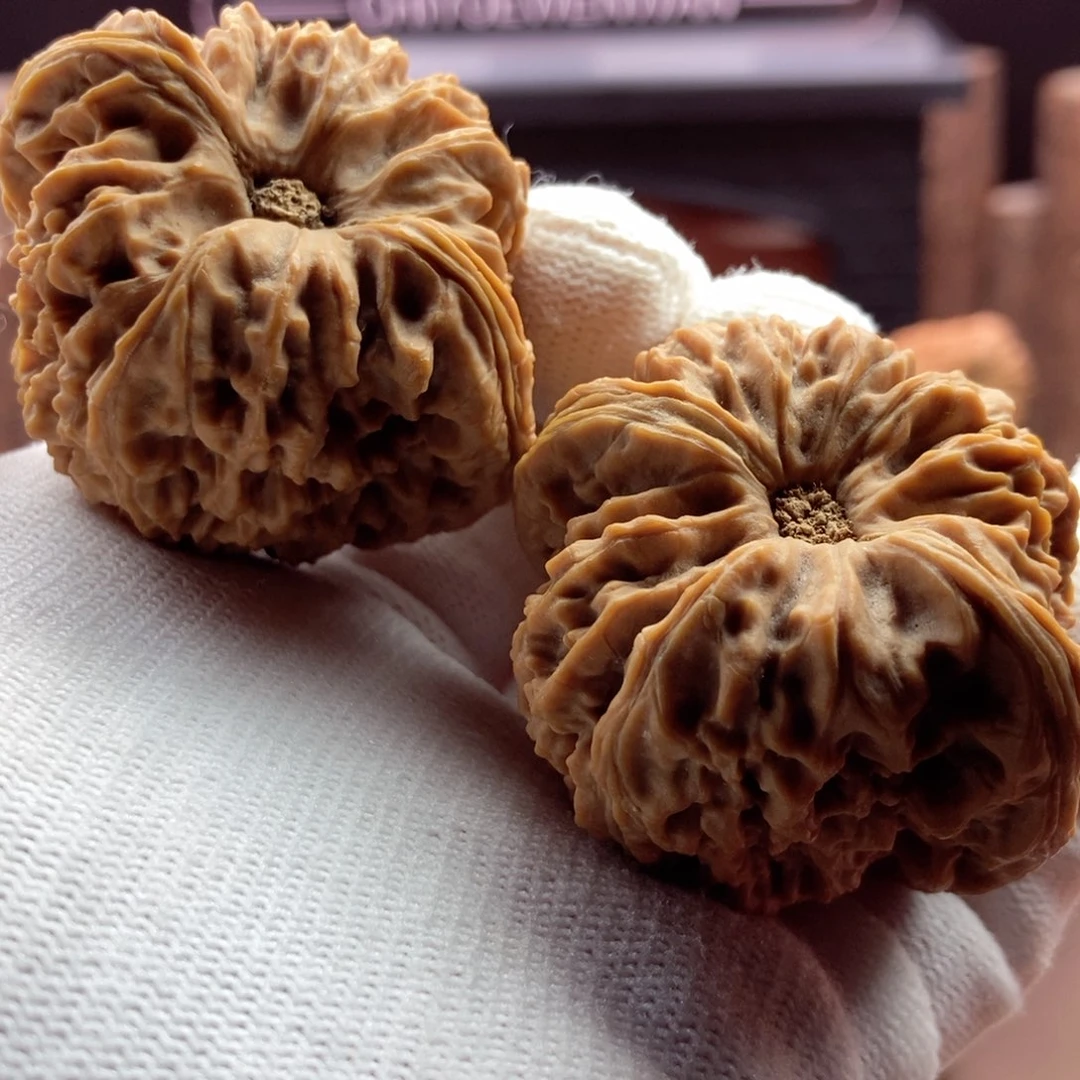 文玩核桃把件拉丝深凹巨无霸45.41.6.42.8.50克