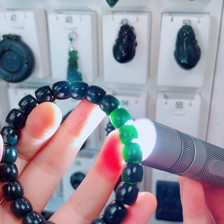 蛇纹石玉颈饰未镶嵌