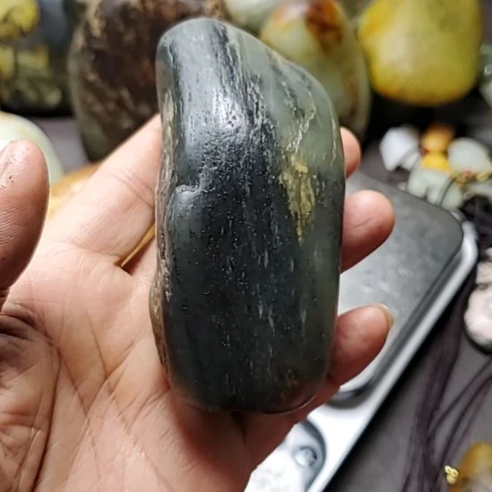 和田玉未镶嵌把件