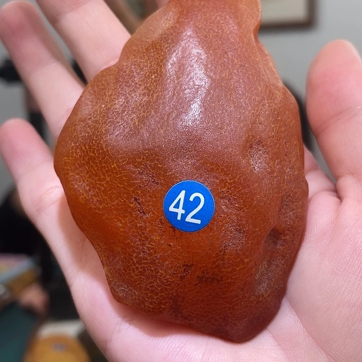 裸石琥珀未镶嵌为**猫