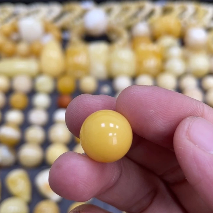 蜜蜡未镶嵌裸石13.4mm瑕 鸡油黄