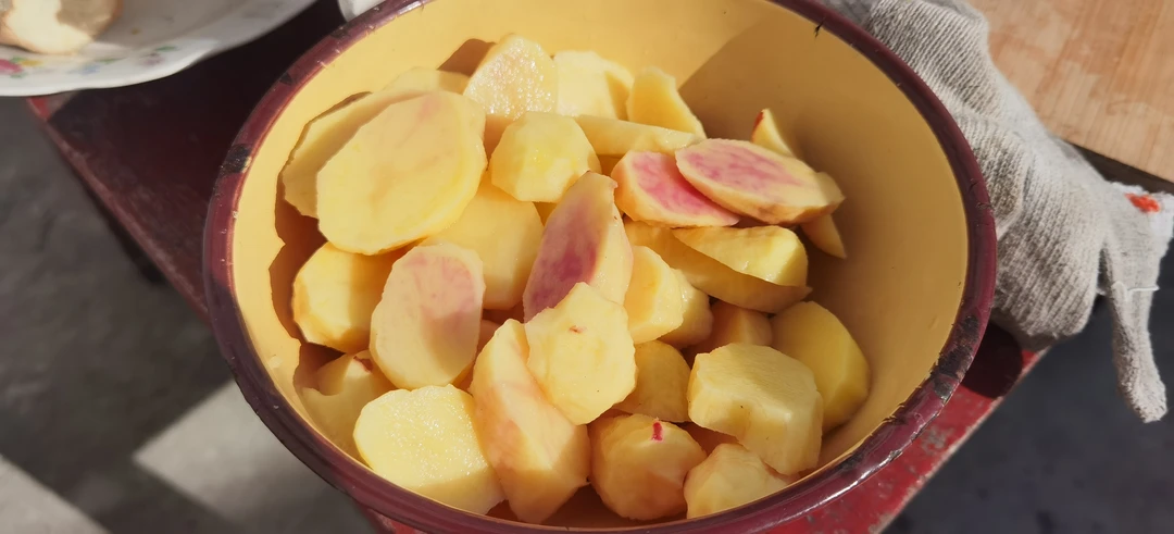 陕南老乡家的红皮大洋芋炒菜清脆
