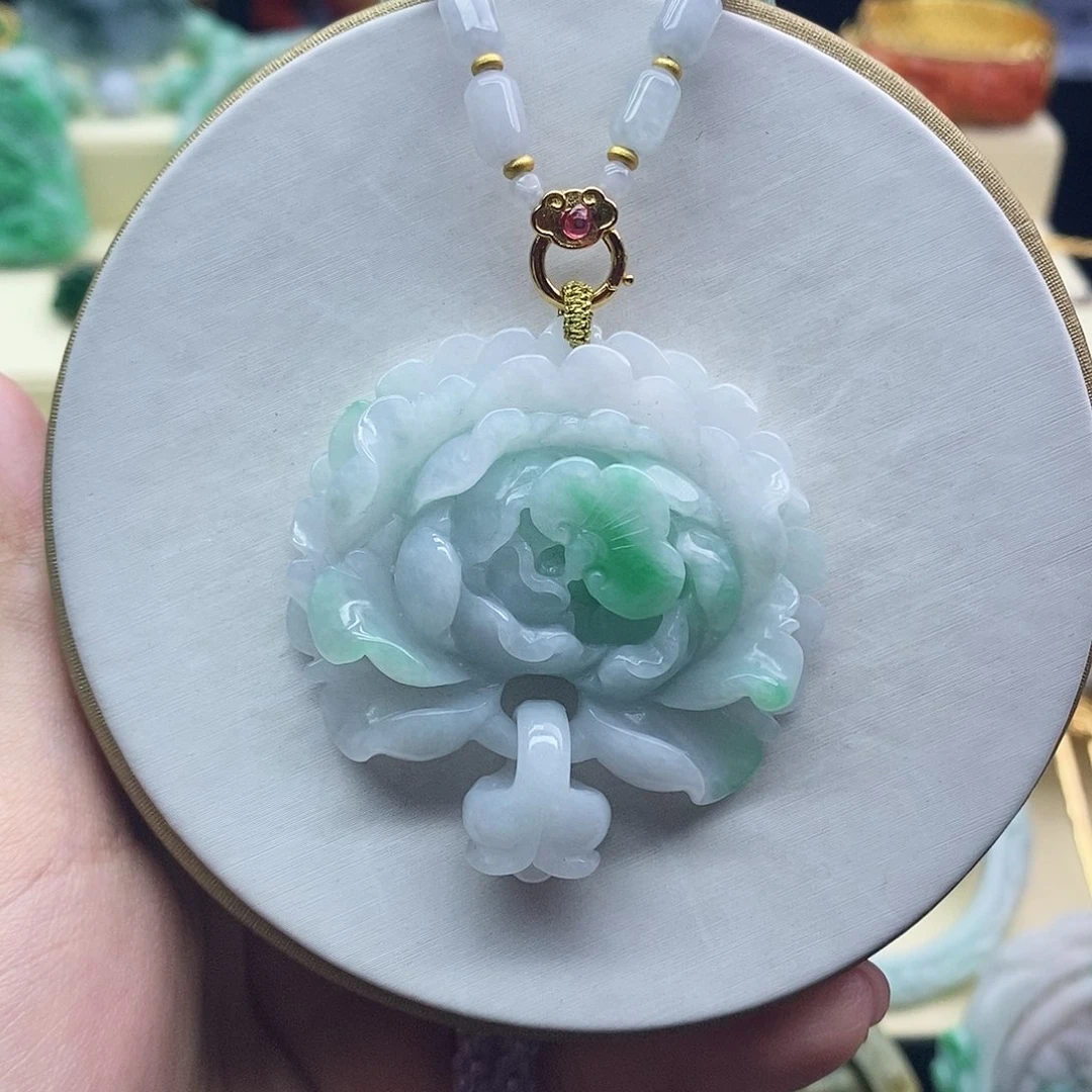 翡翠未镶嵌吊坠(赠链)