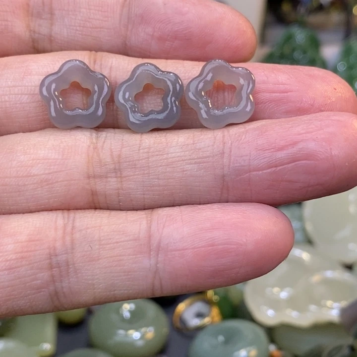 巨***婴和田玉未镶嵌颈饰