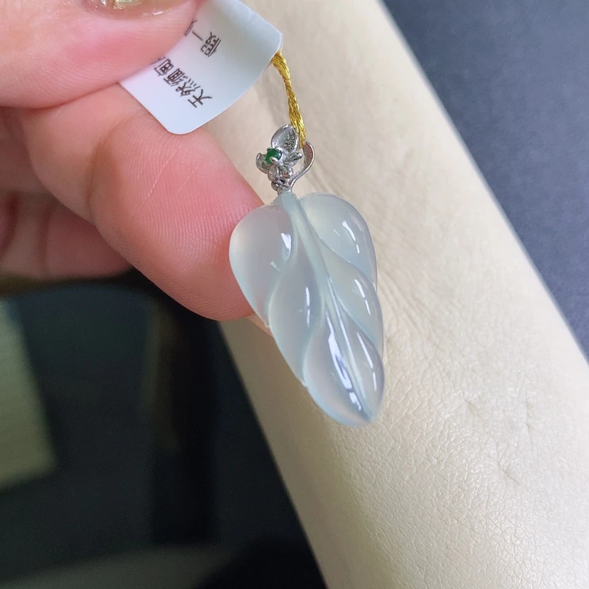 【闪购商品】翡翠颈饰18K金镶嵌叶子