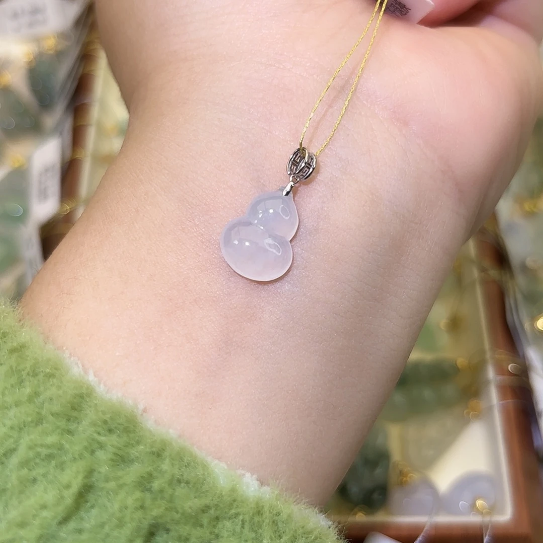 翡翠18K金镶嵌颈饰葫芦