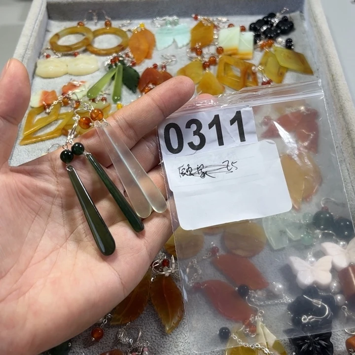 茶***森蛇纹石玉合金耳饰
