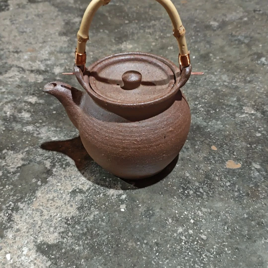 粗陶提梁壶粗陶提梁壶