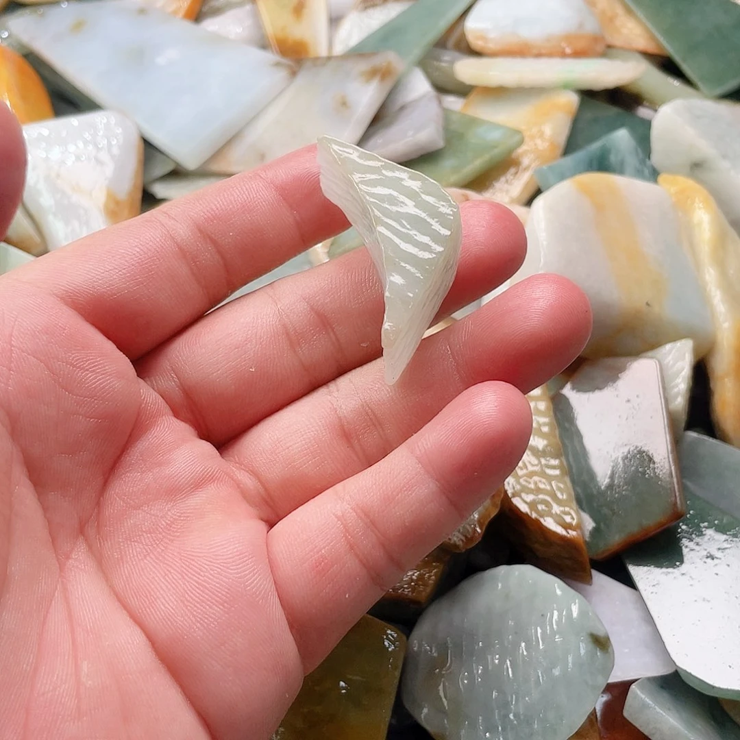 翡翠颈饰未镶嵌广**杨