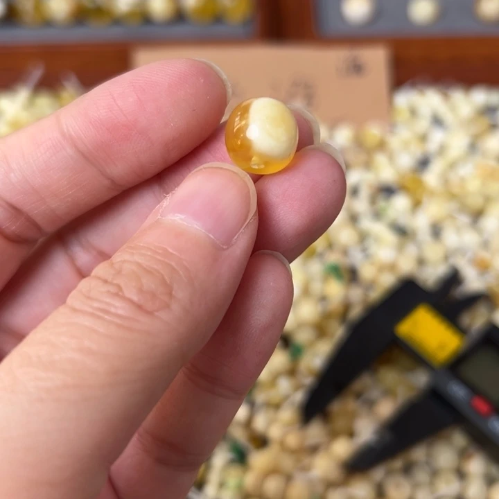 蜜蜡未镶嵌裸石11mm一个