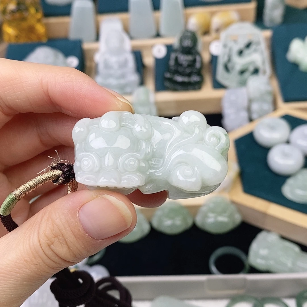 翡翠未镶嵌颈饰貔貅