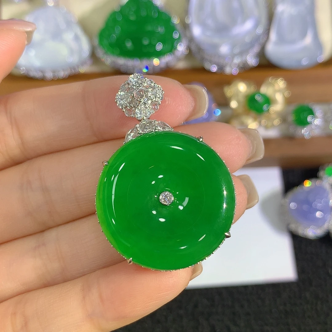 杨***刀翡翠18K金镶嵌颈饰平安扣