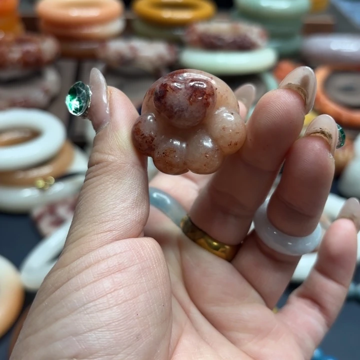 石英岩玉未镶嵌颈饰