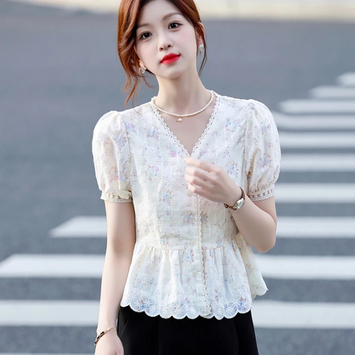 法式宫廷V领短袖刺绣花蕾丝衬衫女夏季修身收腰显瘦遮肚上衣小衫