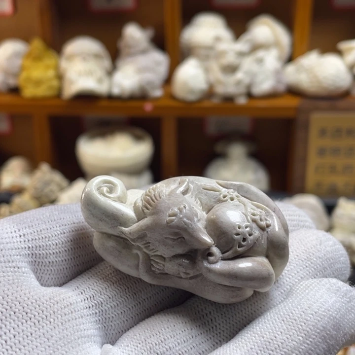任***姓皮质非金属配饰鹿角雕刻狐狸