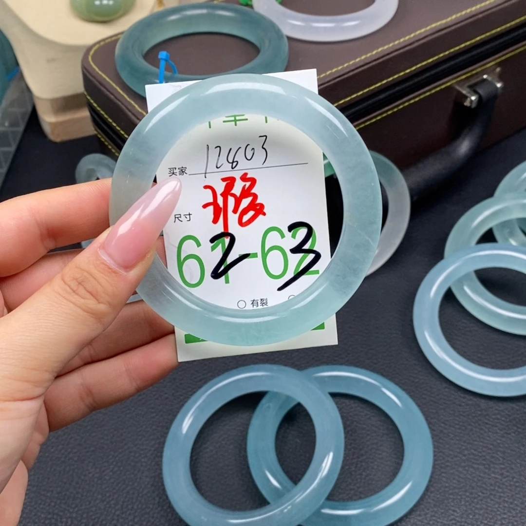 梓***苑石英质玉未镶嵌手镯