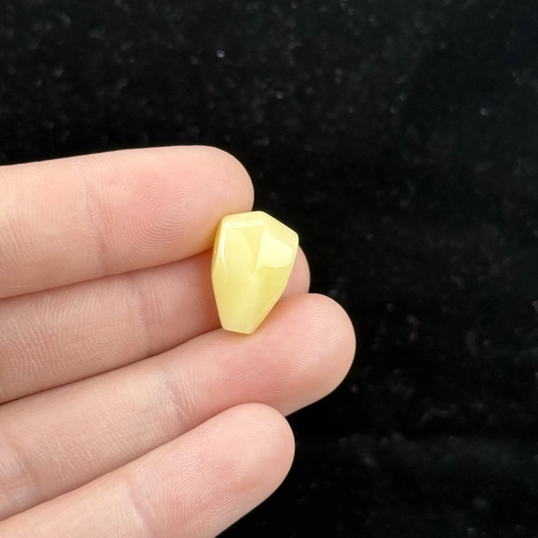 Y9370天然原矿蜜蜡 鸡油黄三通 10*16mm 0.8g支持复检假一罚四