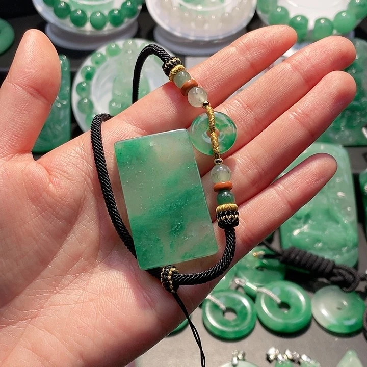 石英质玉吊坠未镶嵌田*生