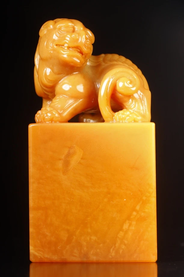 精品老料田黄石 瑞兽呈祥，大印章 规格：9.6×5×5cm 重量：448.9g