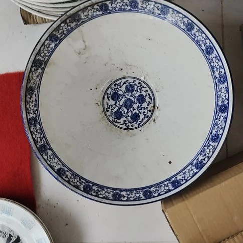 瓷片瓷片，各种摆件，盘，碗，沙锅，均有瑕疵。