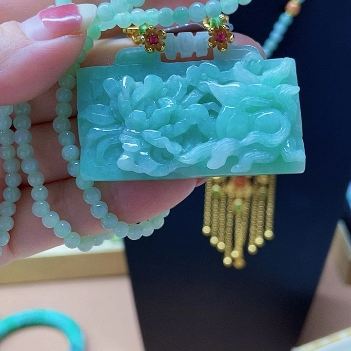 翡翠未镶嵌颈饰吊坠