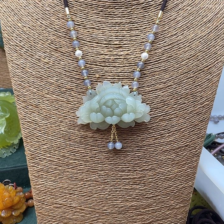 蛇纹石玉吊坠未镶嵌