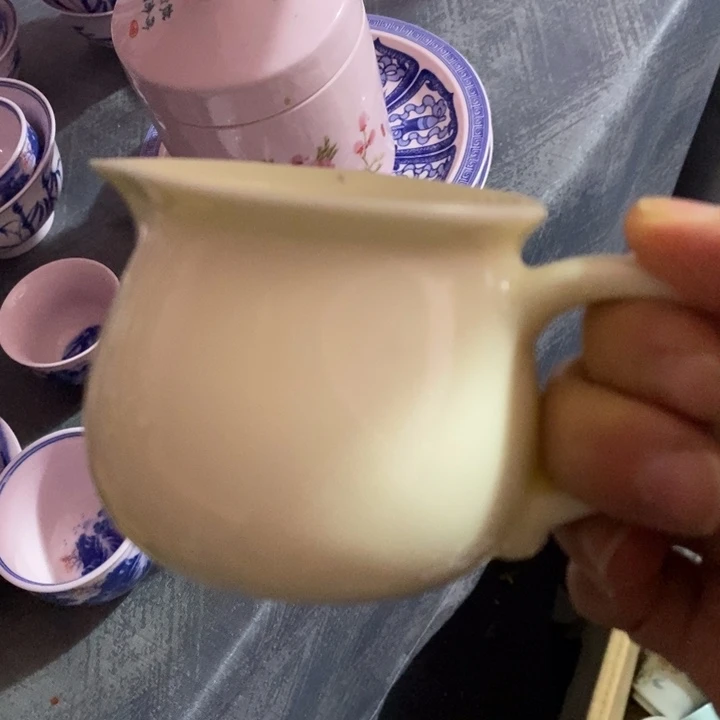 摆件瓷黄稀土带把手公道杯