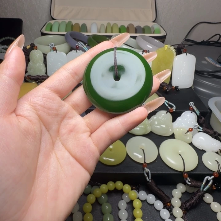 新疆老料菠菜绿平安扣吊坠