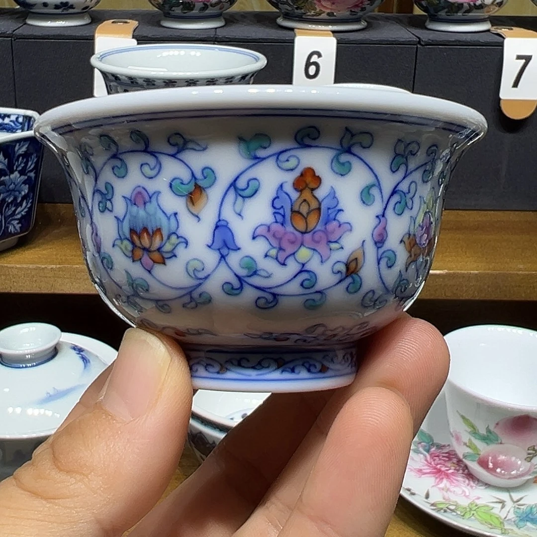 默***…青花斗彩缠枝莲品茗杯
