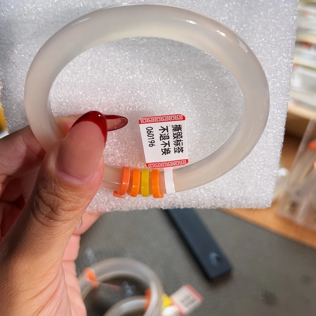 宛***乐手镯玛瑙/玉髓未镶嵌