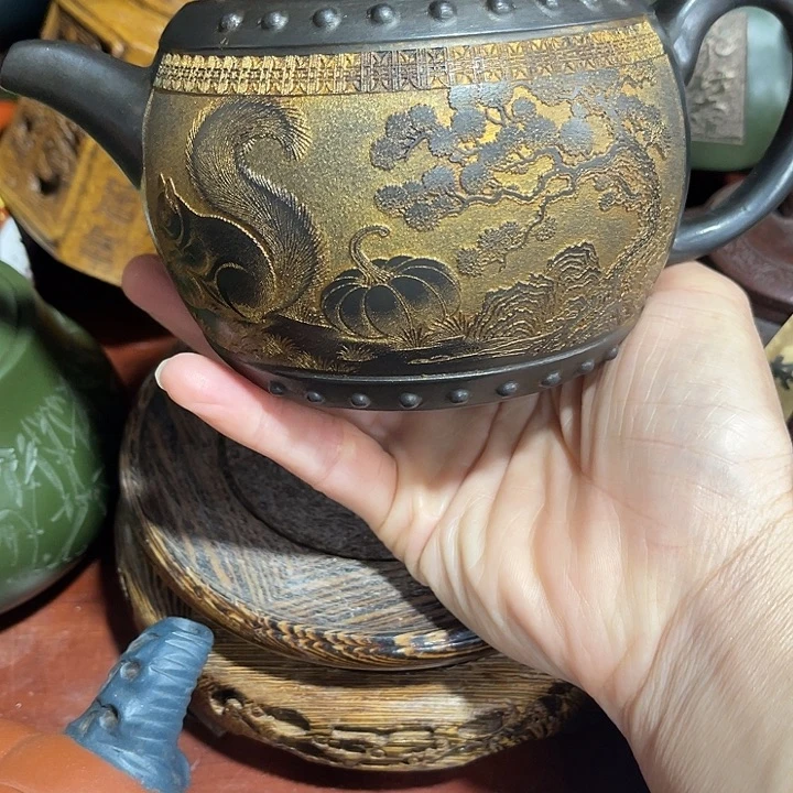 茶壶段泥原矿泥料手工制作的一把紫砂壶。