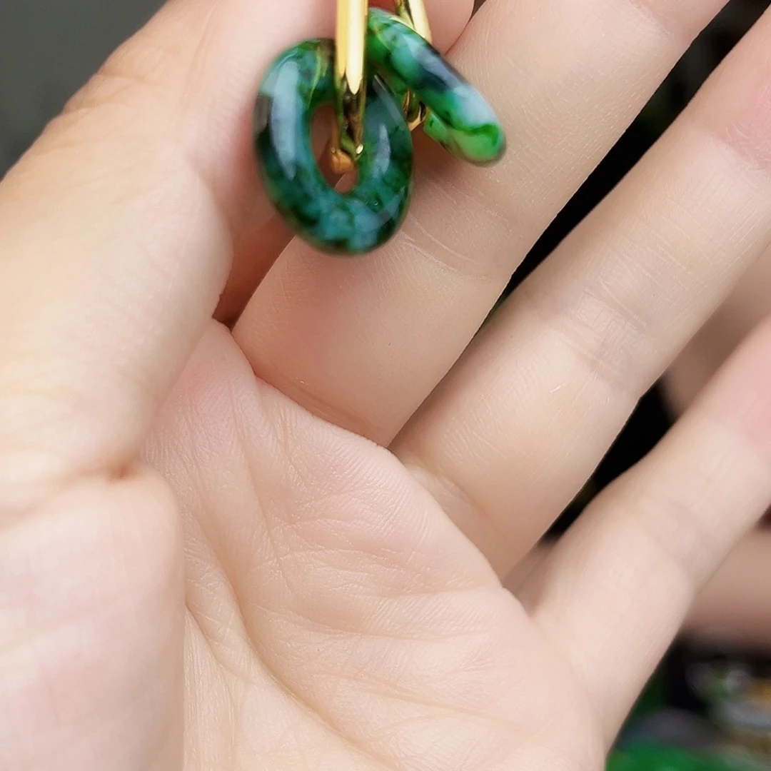 翡翠未镶嵌颈饰多样性