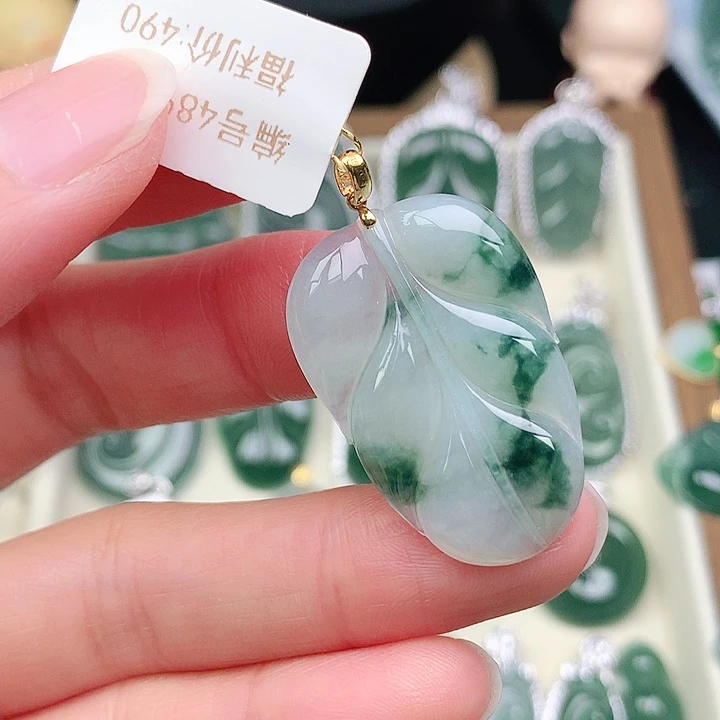 颈饰18K金镶嵌翡翠吊坠