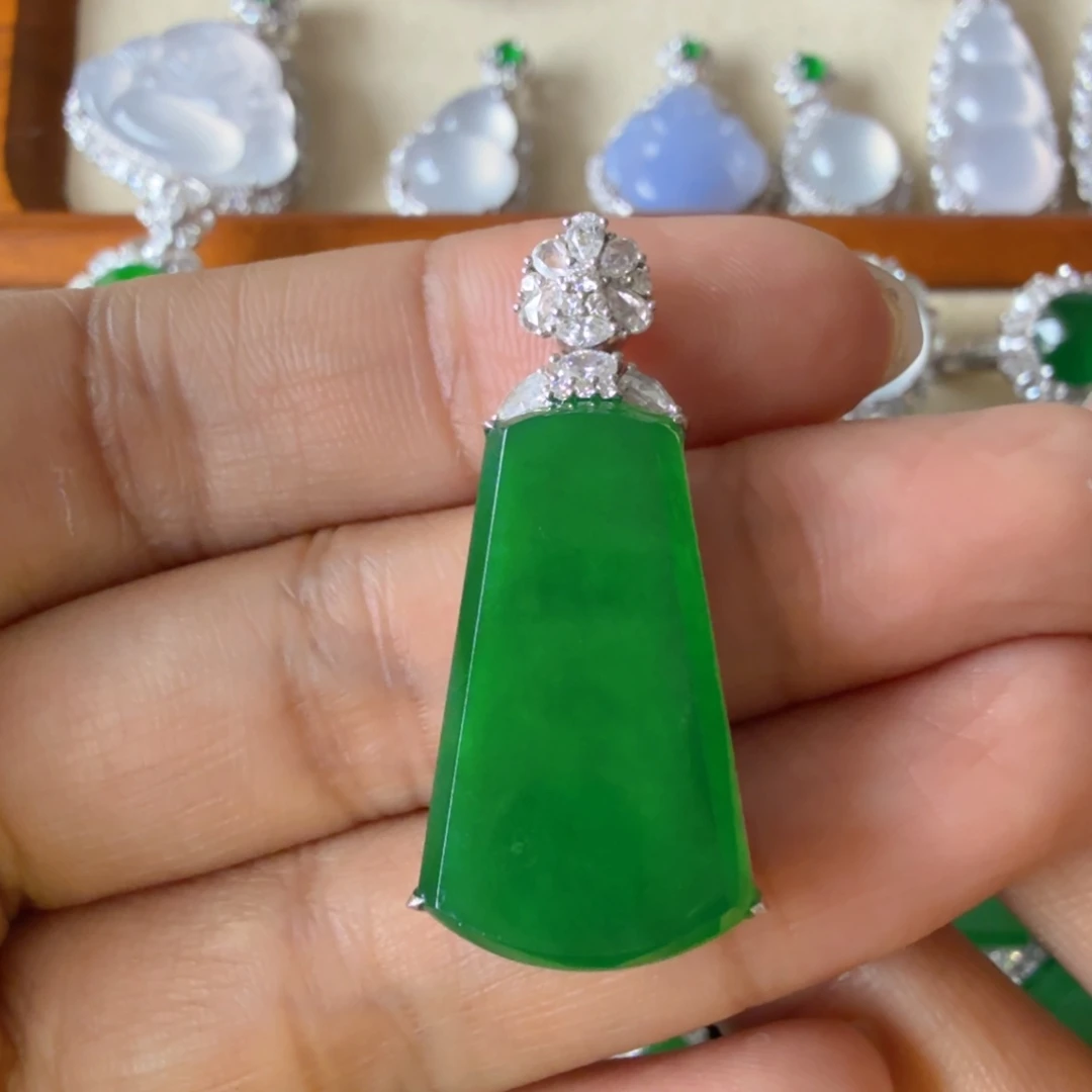 翡翠18K金镶嵌颈饰吊坠