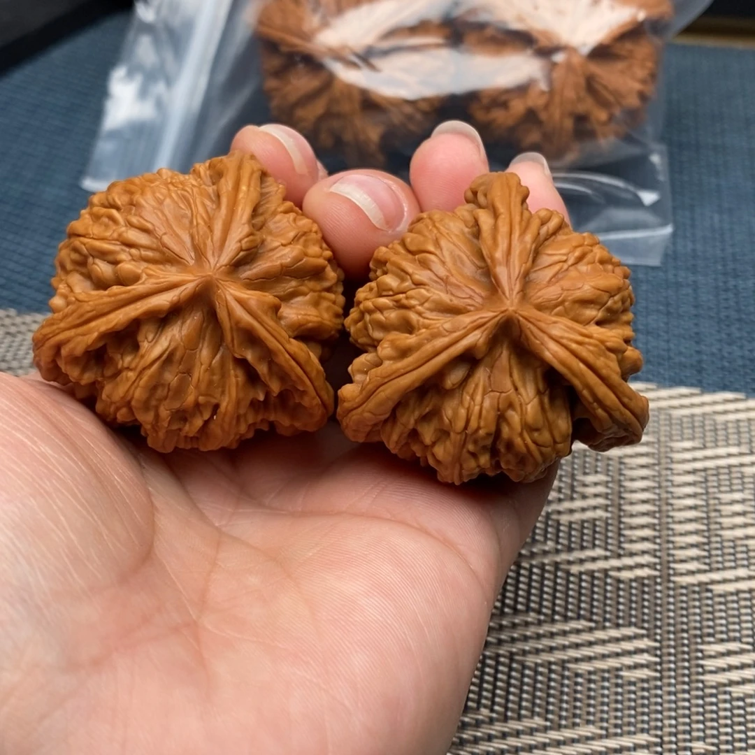 謨***烨文玩核桃吊坠三棱