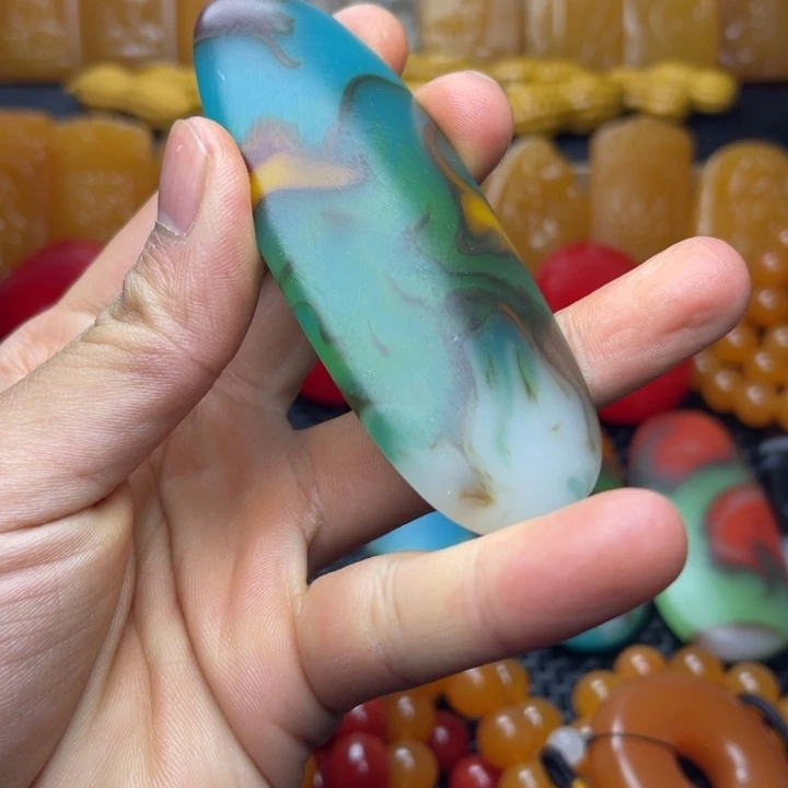 石英石只买单纯的吊坠，没带链子，属的性质。新疆五彩石