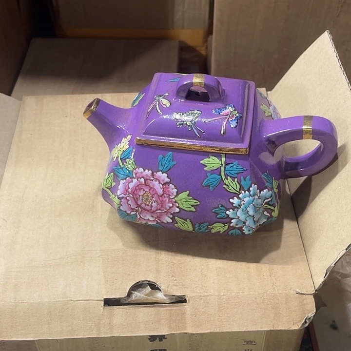 紫砂茶壶原矿泥料，手工制作的一把紫砂壶。