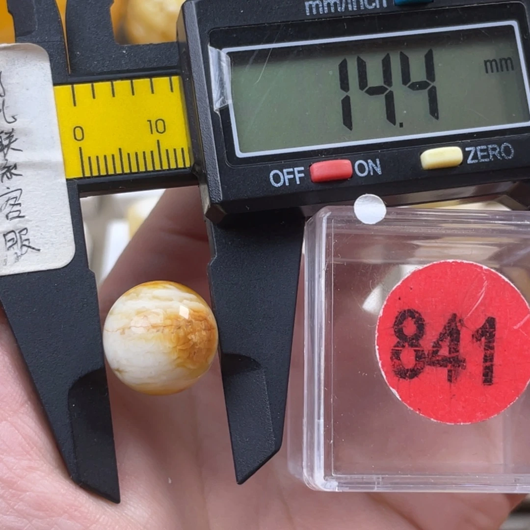 蜜蜡未镶嵌珠宝奇石