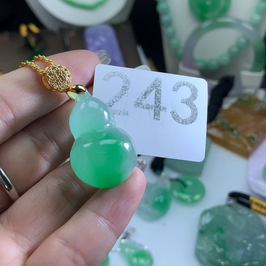 翡翠未镶嵌吊坠(赠链)