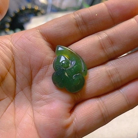 蛇纹石玉颈饰未镶嵌幸**云