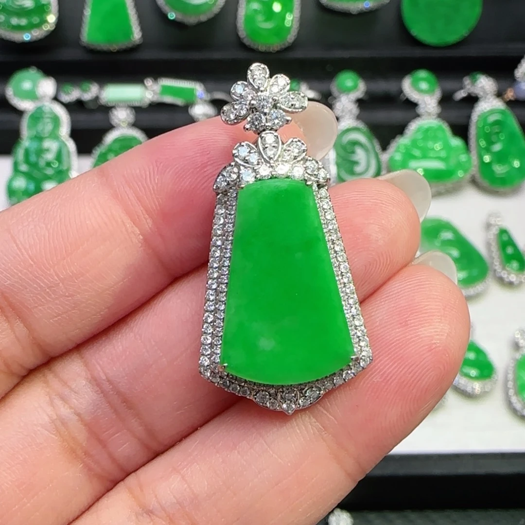 翡翠18K金镶嵌颈饰吊坠