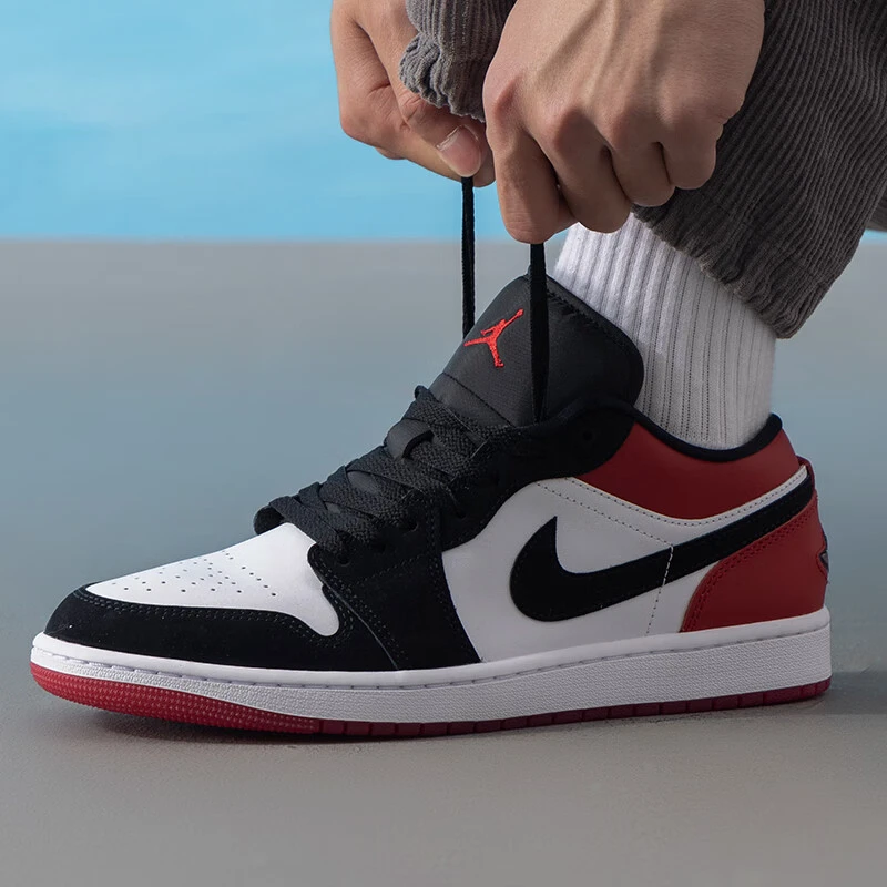 耐克NIKE男鞋JORDAN篮球鞋AJ1低帮休闲鞋运动鞋黑红色IB8971-106