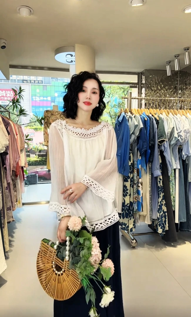 781*一字肩天丝混纺花边镂空衬衫