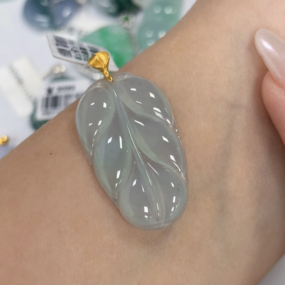 颈饰18K金镶嵌翡翠