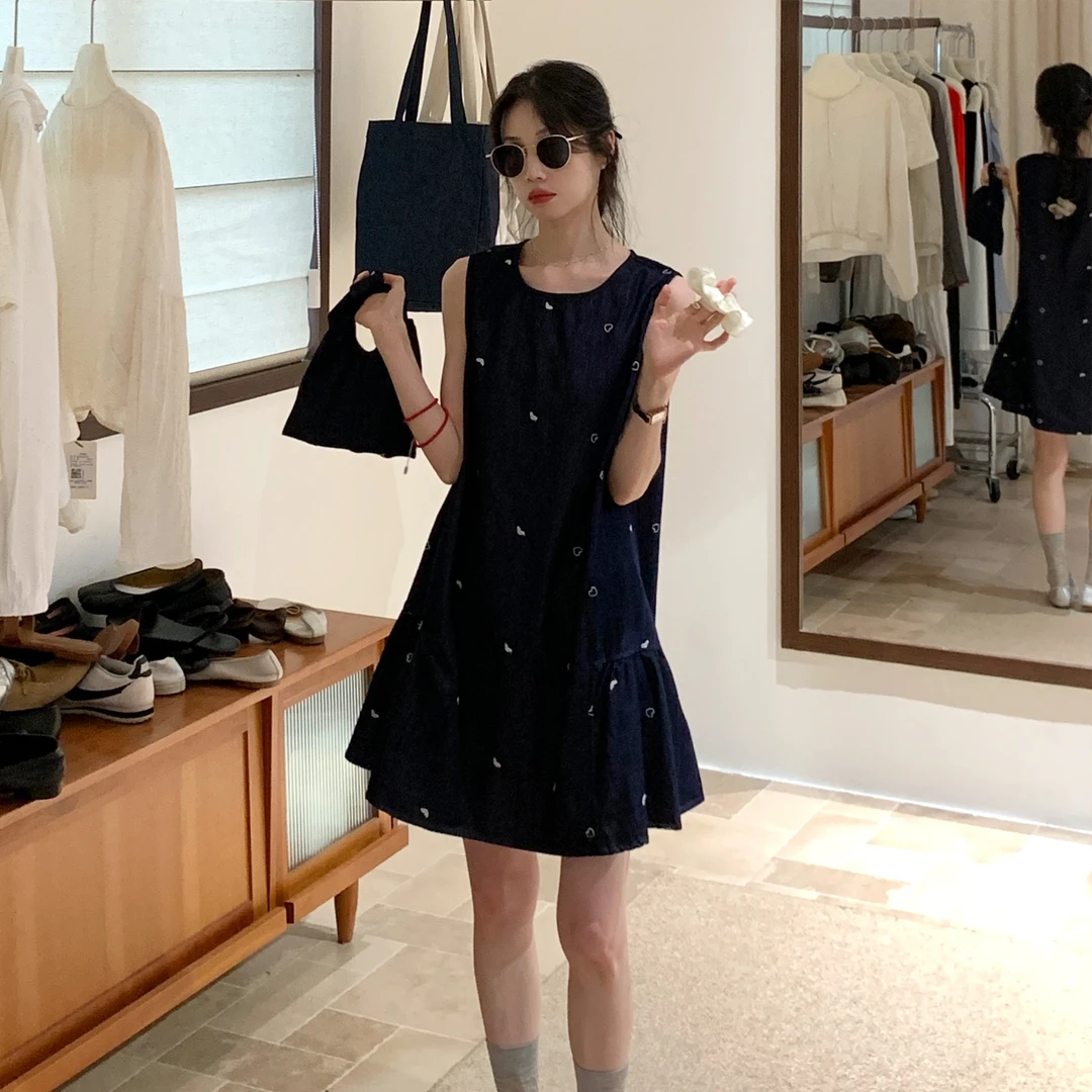 韩系深蓝色爱心刺绣背心牛仔裙女2025夏新甜美减龄连衣裙送同款包